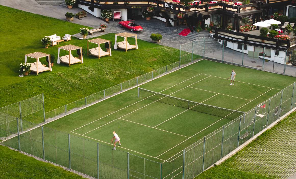 Burg Hotel Tennisplatz direkt vor dem Hotel