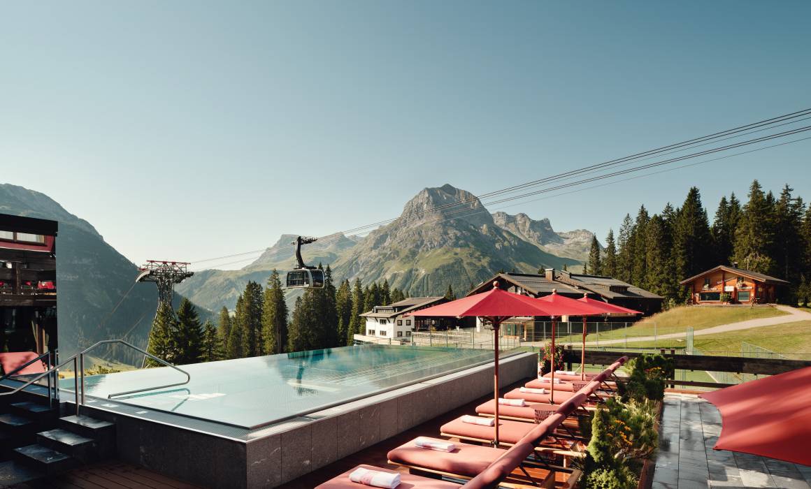 Burg Hotel Außenpool direkt im Wandergebiet