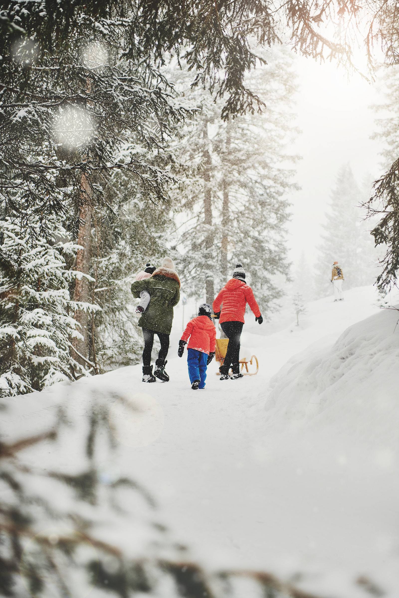 Familie Arlberg Winter Rodeln