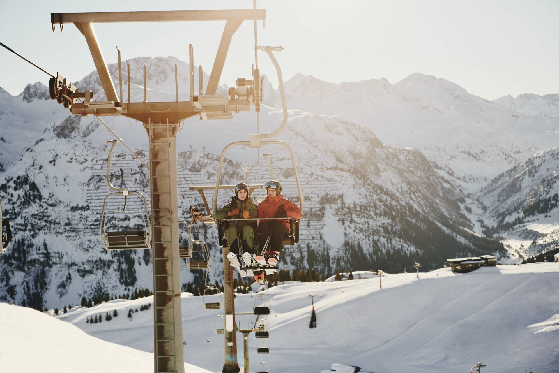 Skifahrer im Skilift Lech Zürs