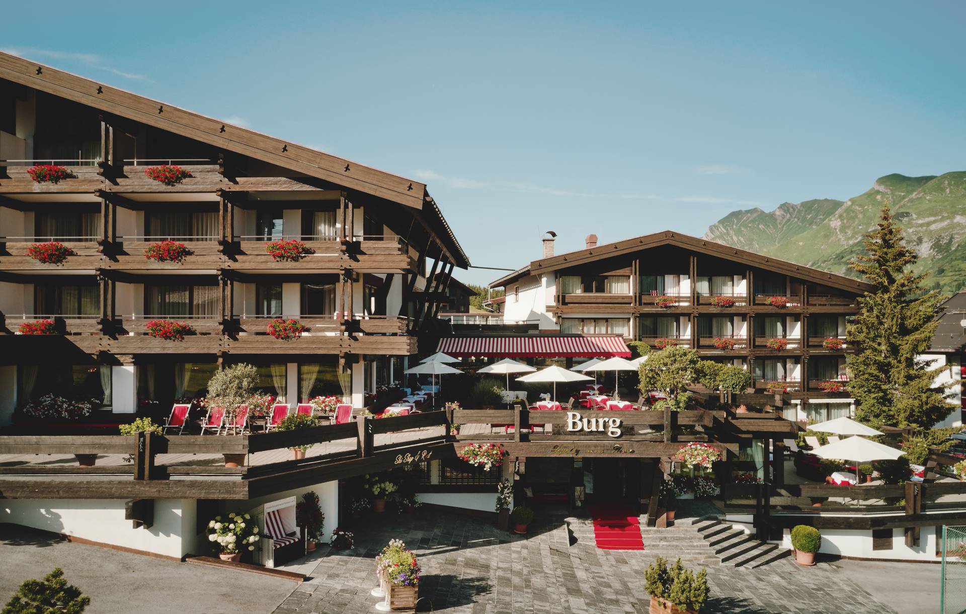 In summer by car to Oberlech to the hotel - Burg Hotel Oberlech