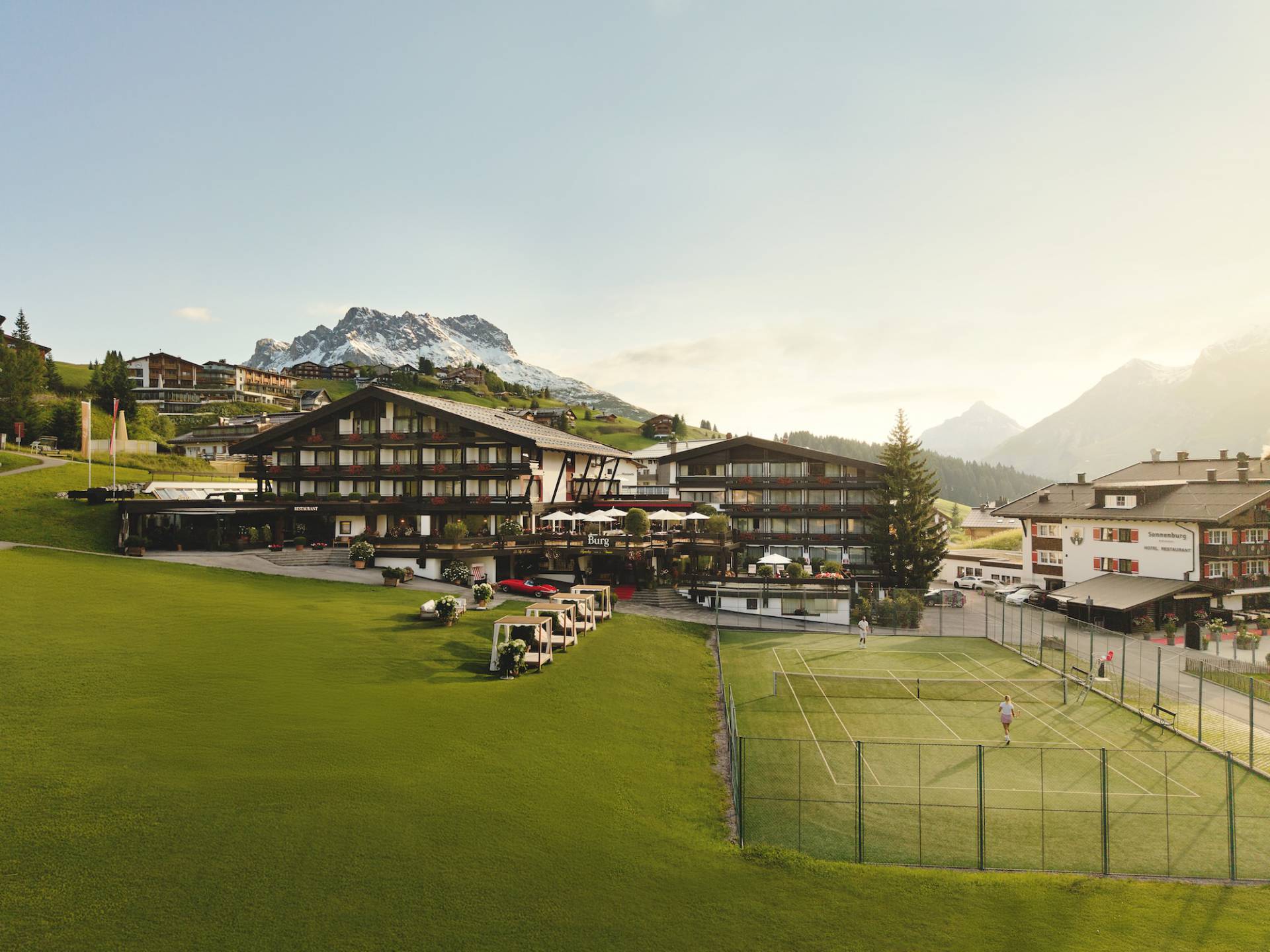 Ausblick auf das Burg Hotel in Lech am Arlberg im Sommer