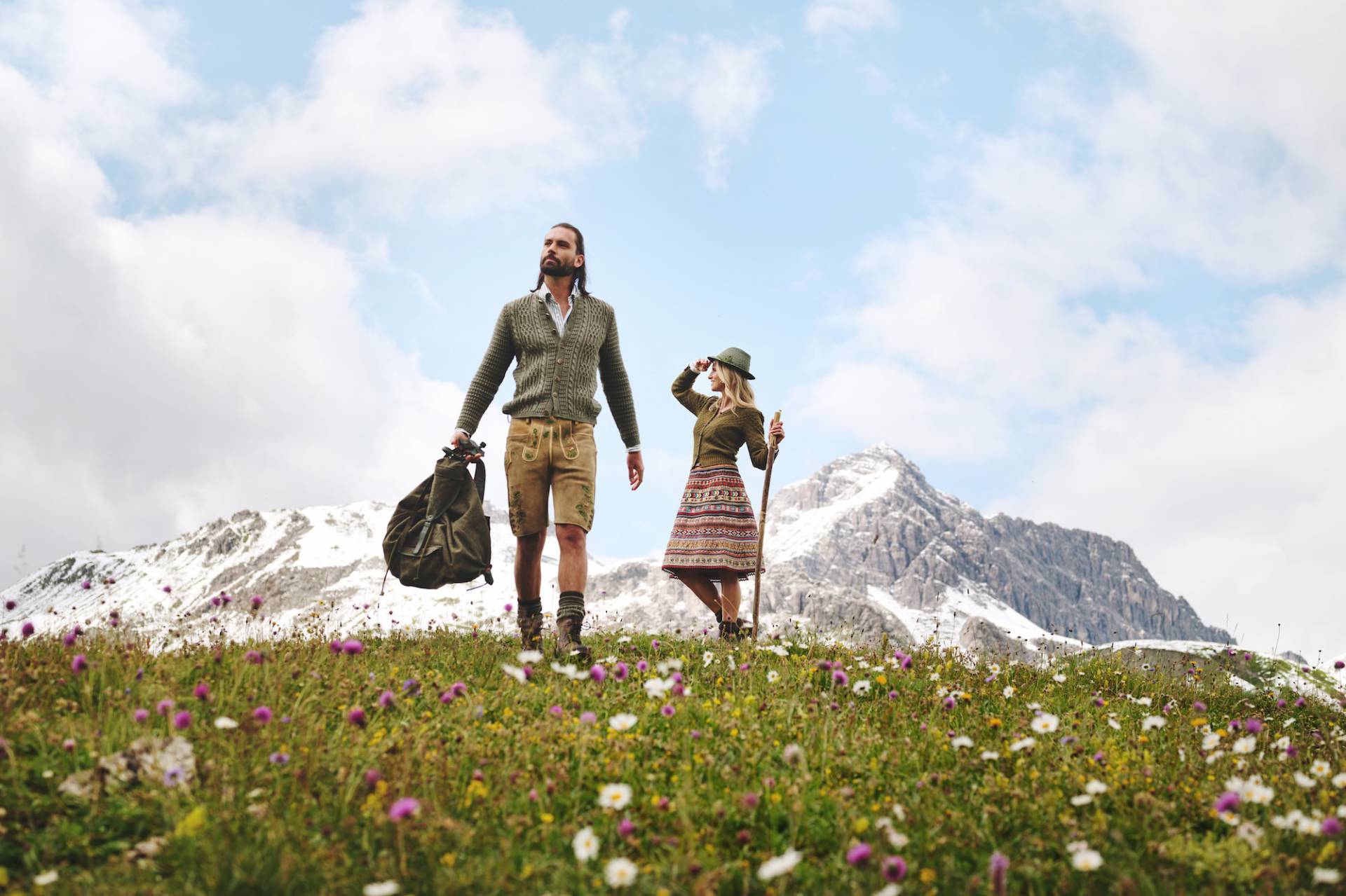 Wandern mit Bergausblick in Lech im Sommer