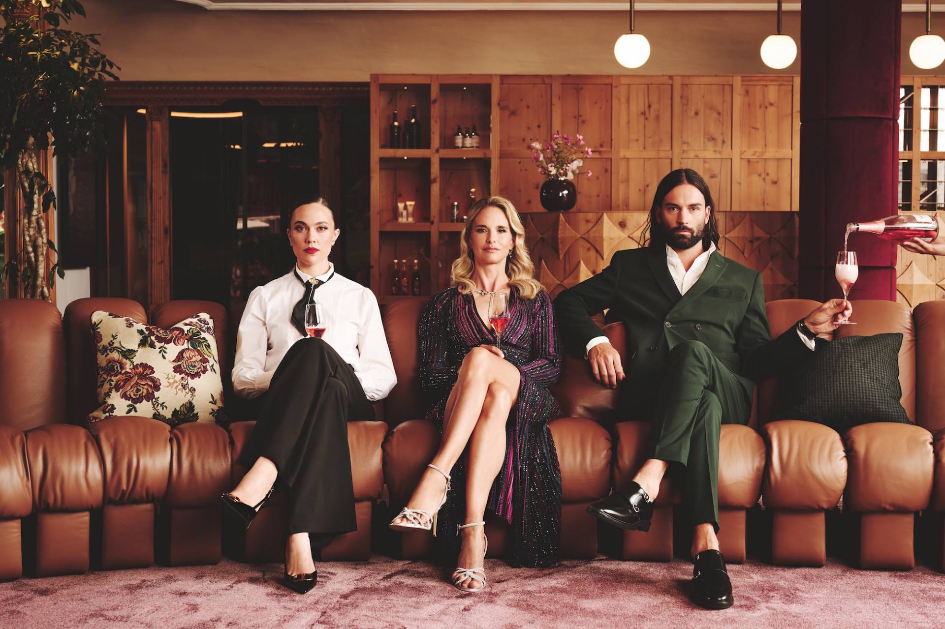 Gäste mit einem Empfangsdrink im Burg Hotel in Lech am Arlberg