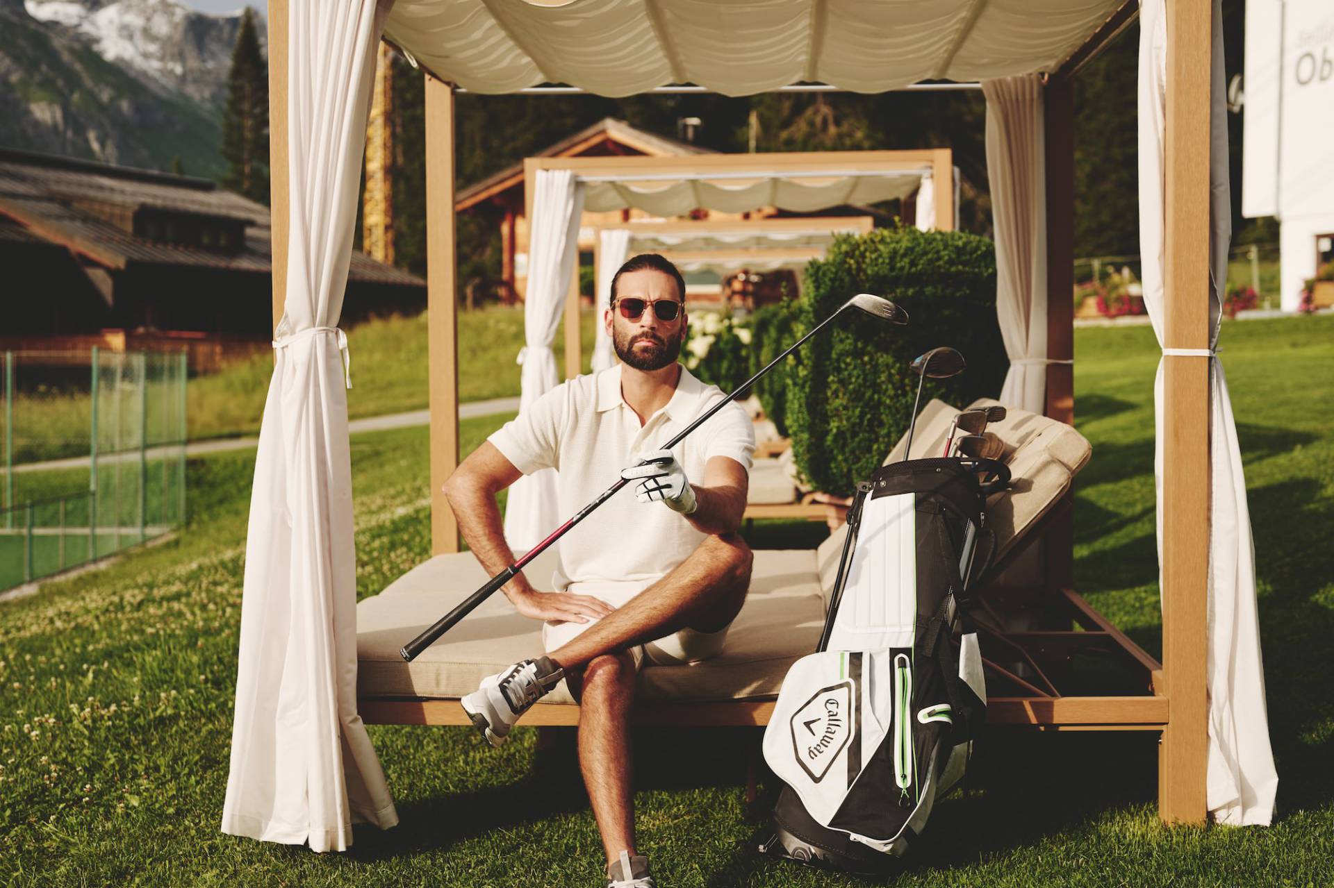 Guest with golf bag on a golf vacation in Lech am Arlberg
