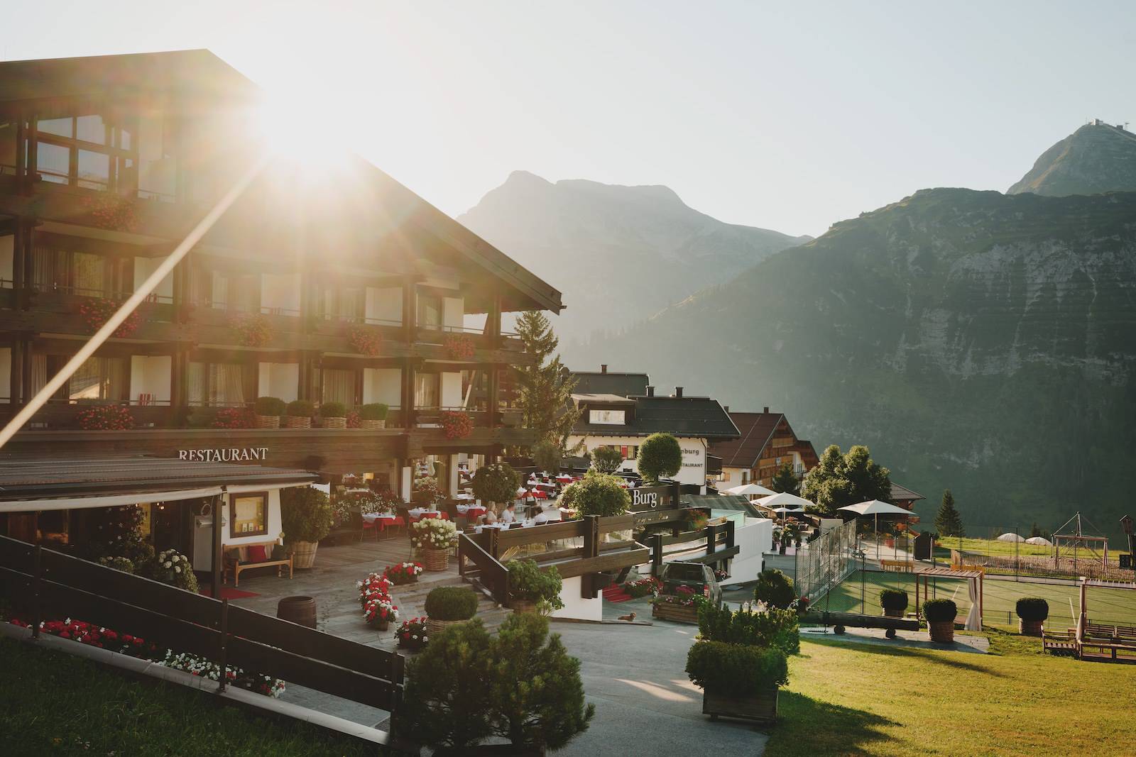 By train and bus to Lech - BURG Hotel
