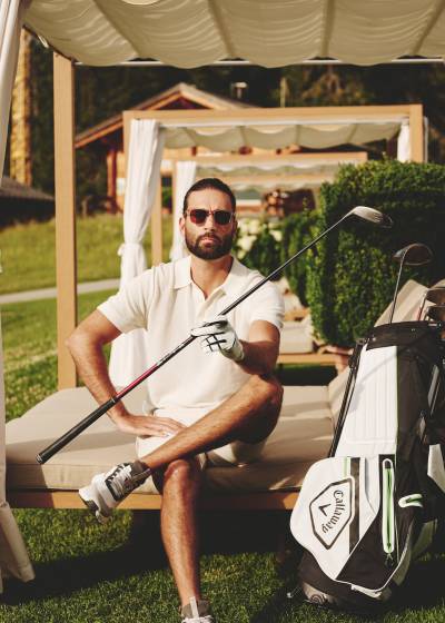 Guest with golf bag on a golf vacation in Lech am Arlberg