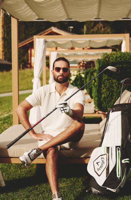 Guest with golf bag on a golf vacation in Lech am Arlberg
