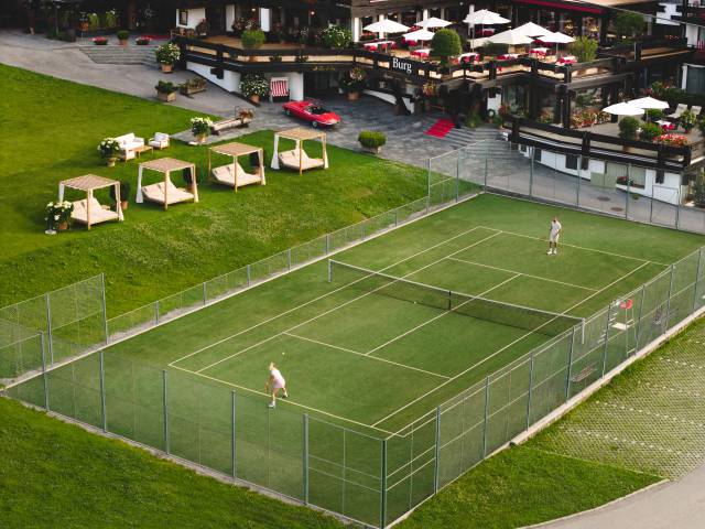Burg Hotel Tennisplatz direkt vor dem Hotel