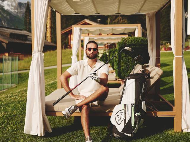 Guest with golf bag on a golf vacation in Lech am Arlberg