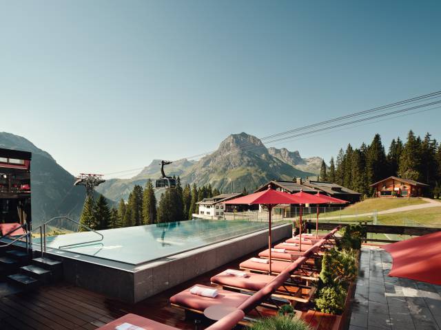 Burg Hotel Außenpool direkt im Wandergebiet