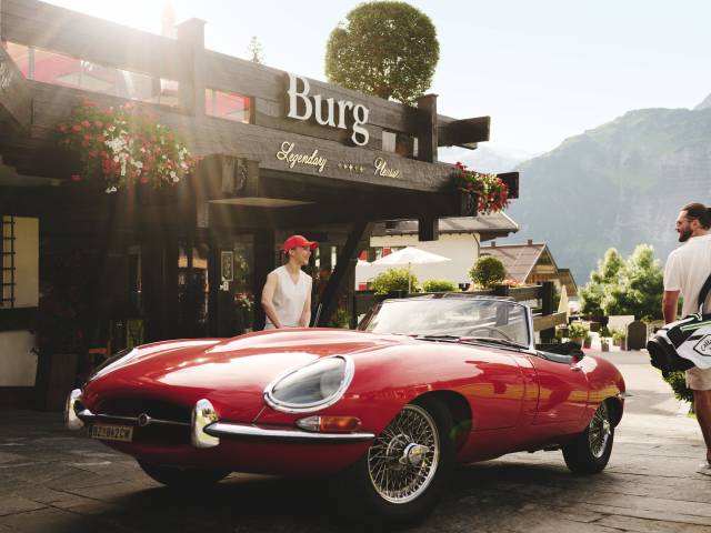 Departure from the Burg Hotel to the golf course