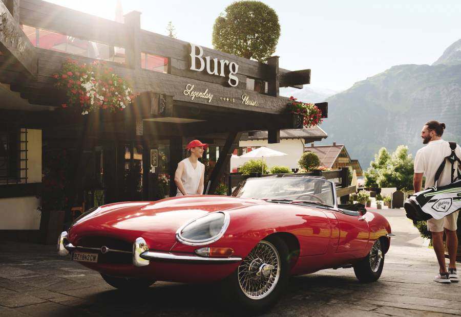 Departure from the Burg Hotel to the golf course