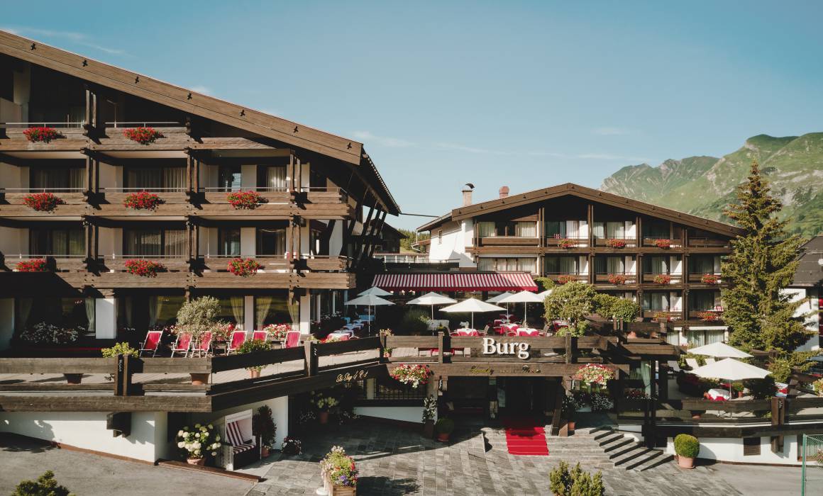 Burg Hotel Oberlech Aussen 