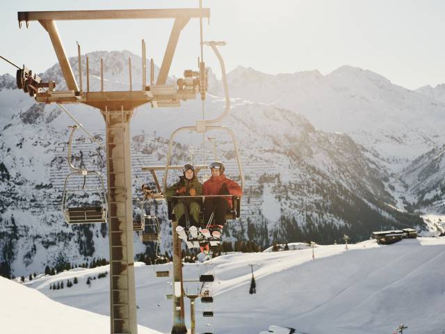Skifahrer im Skilift Lech Zürs