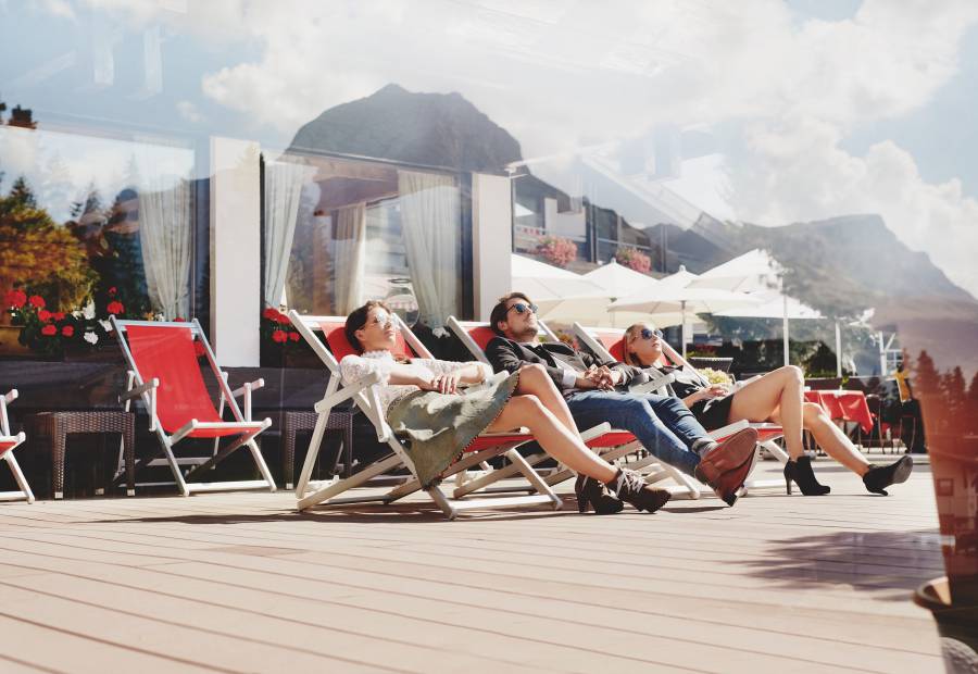 Meeting place on the sun terrace - Burghotel Oberlech