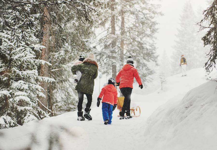 Familie Arlberg Winter Rodeln