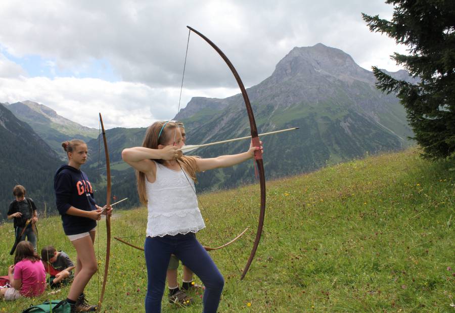 A sure shot with the bow - Burghotel Oberlech