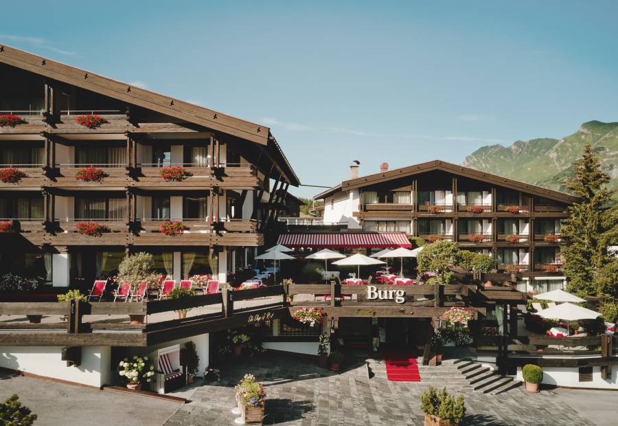 Im Sommer mit dem Auto nach Oberlech bis zum Hotel - Burghotel Oberlech